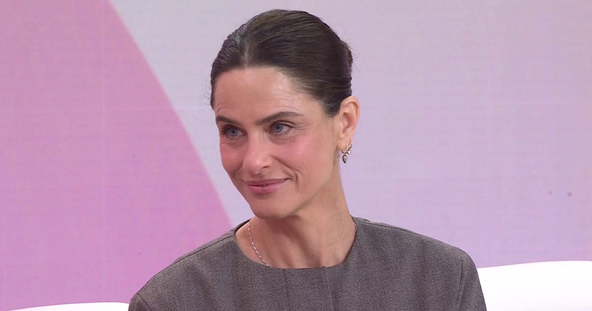 Amanda Peet Reveals 'Weird' Early Warning Sign of Breast Cancer