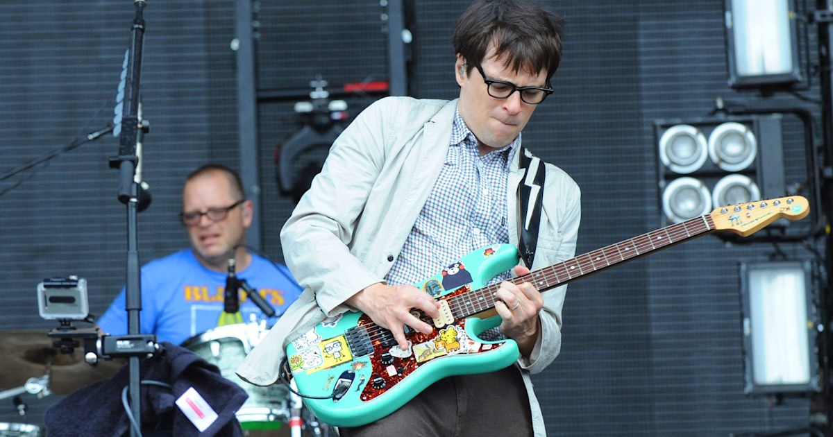 Weezer drummer makes epic mid-song Frisbee catch, never misses a beat
