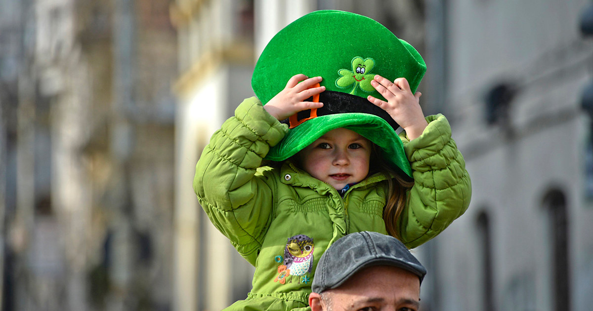невинный ребенок. когда детям можно зеленый. малыш в салатовом. зеленый ребенок. малыш зеленый.