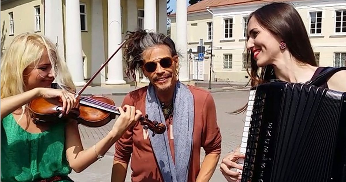 Steven Tyler enjoys a family day out with strikingly similar