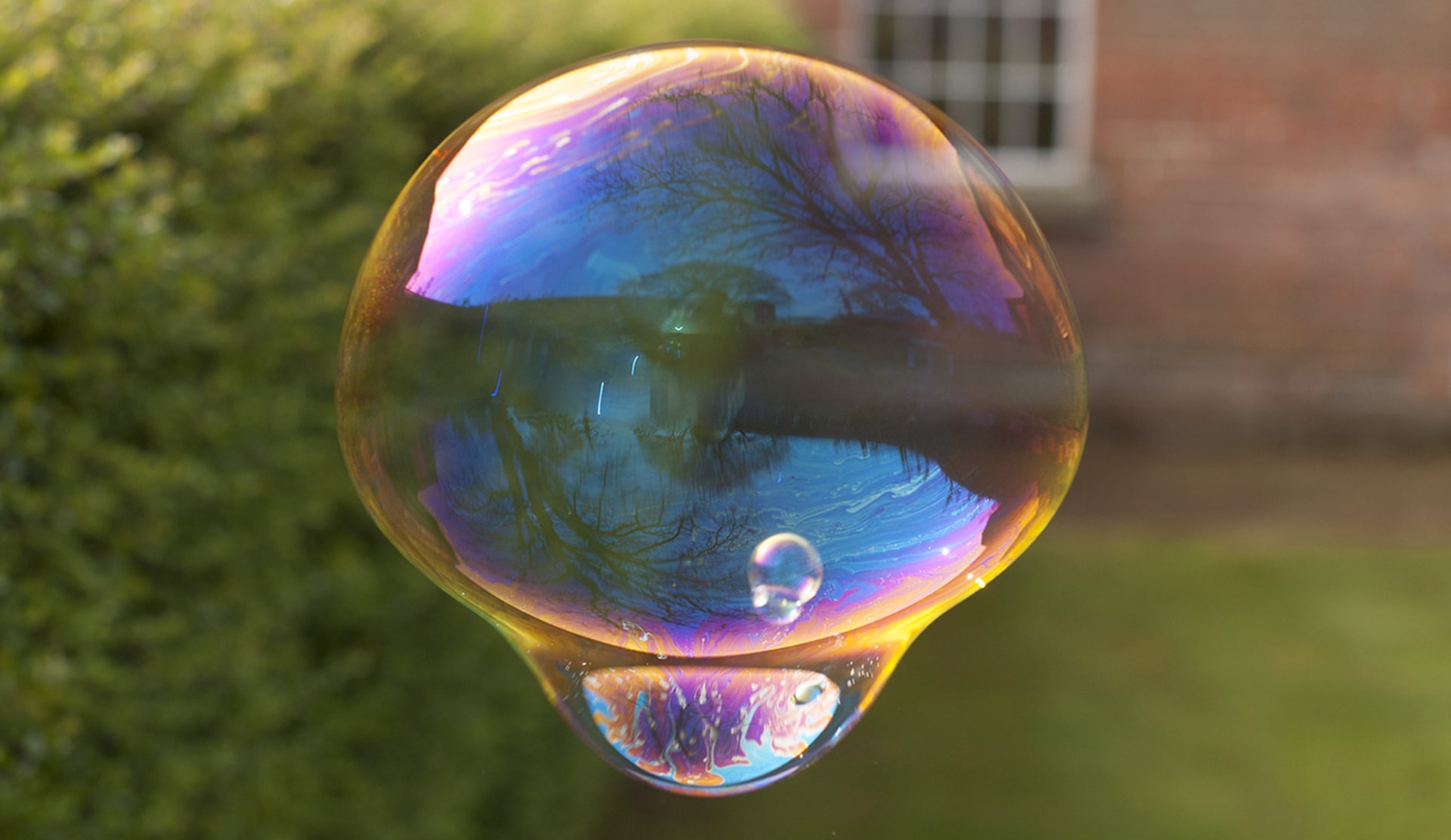 Интерференция в мыльных пузырях. Необычные мыльные пузыри. Мир через цветное стекло. Воздушные пузыри.