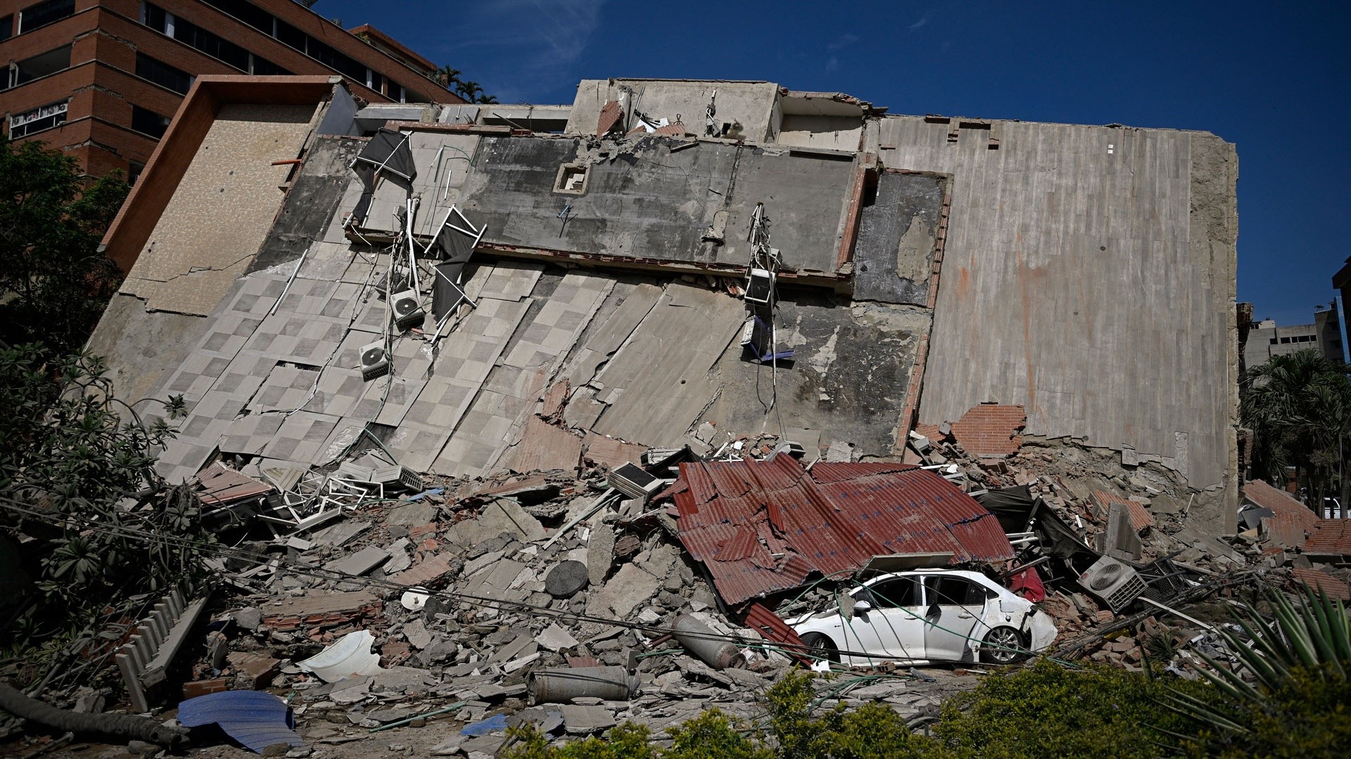 "Fue un momento de shock, de caos": hablamos con un sobreviviente del terremoto en La Guaira
