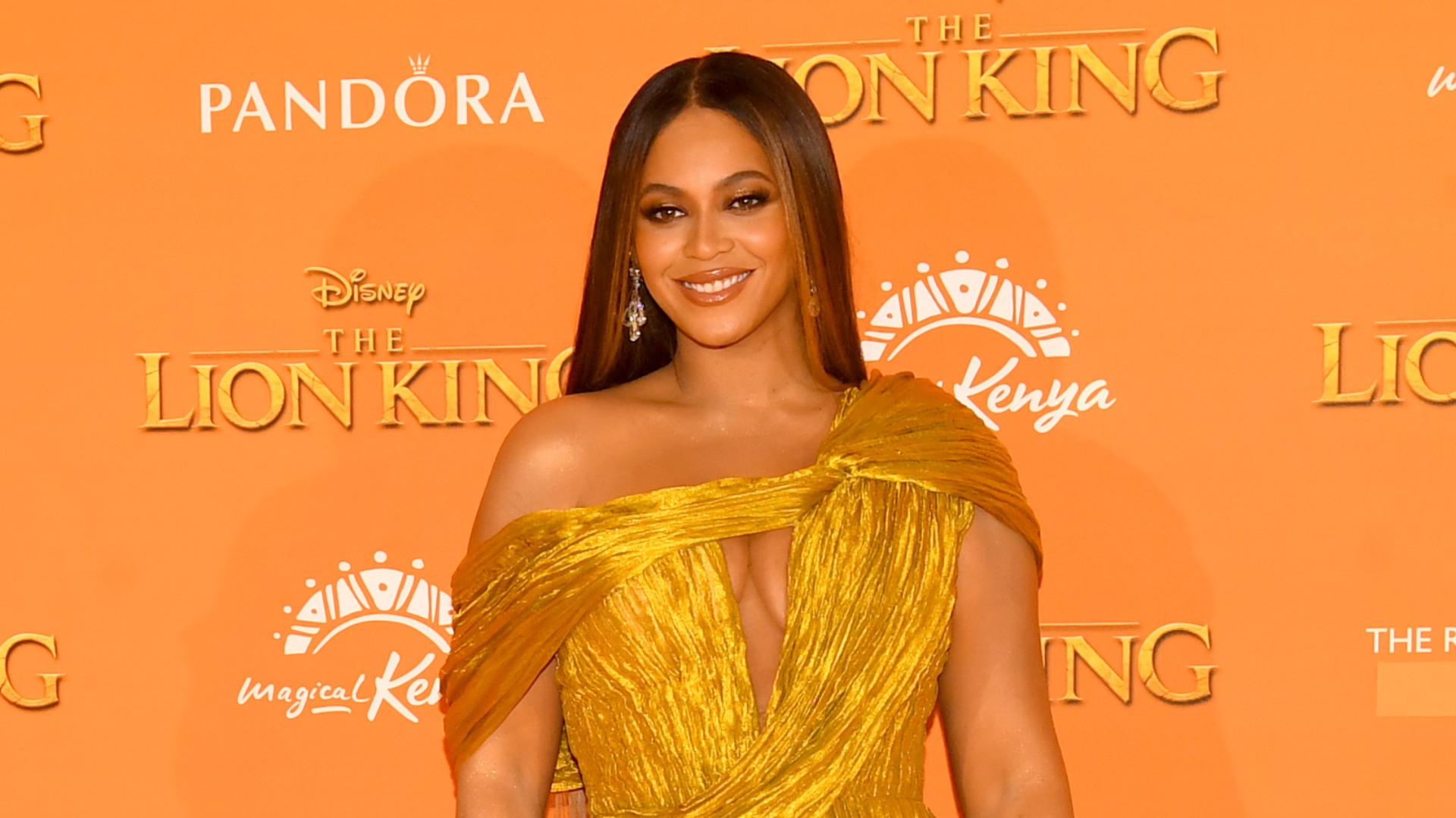 beyonce gold dress The Beyonc Beyonce Shimmers in Gold Gown