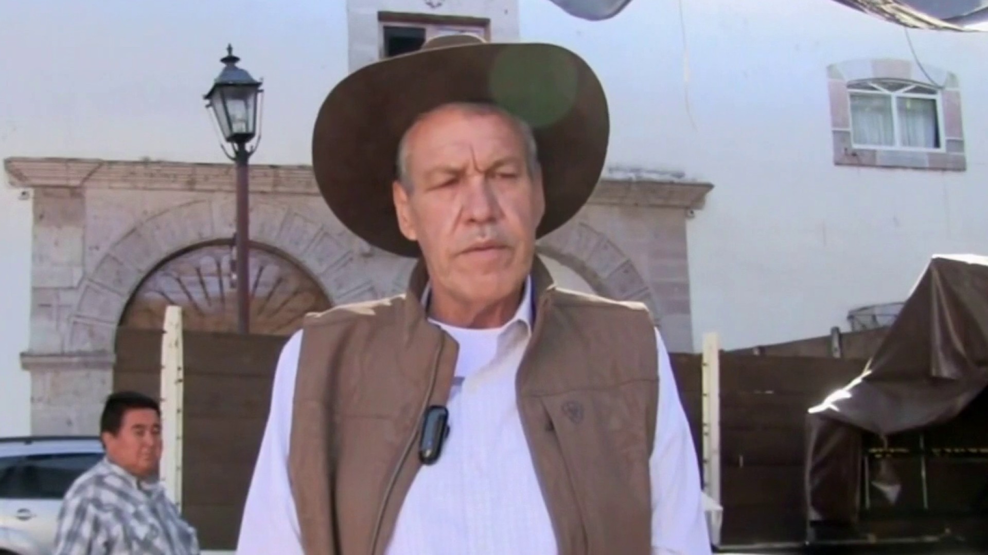 Iglesia católica impide oficiar misas al polémico 'padre pistolas' en México