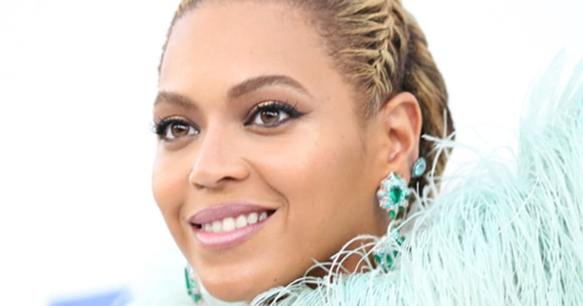 Beyoncé's Makeup Artist Uses Elmer's Glue on What?!