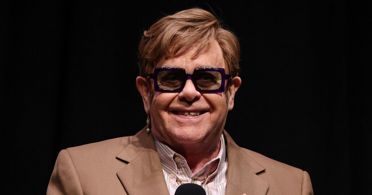 Oscars 2025 Elton John & Chappell Roan Duet at Party(02)