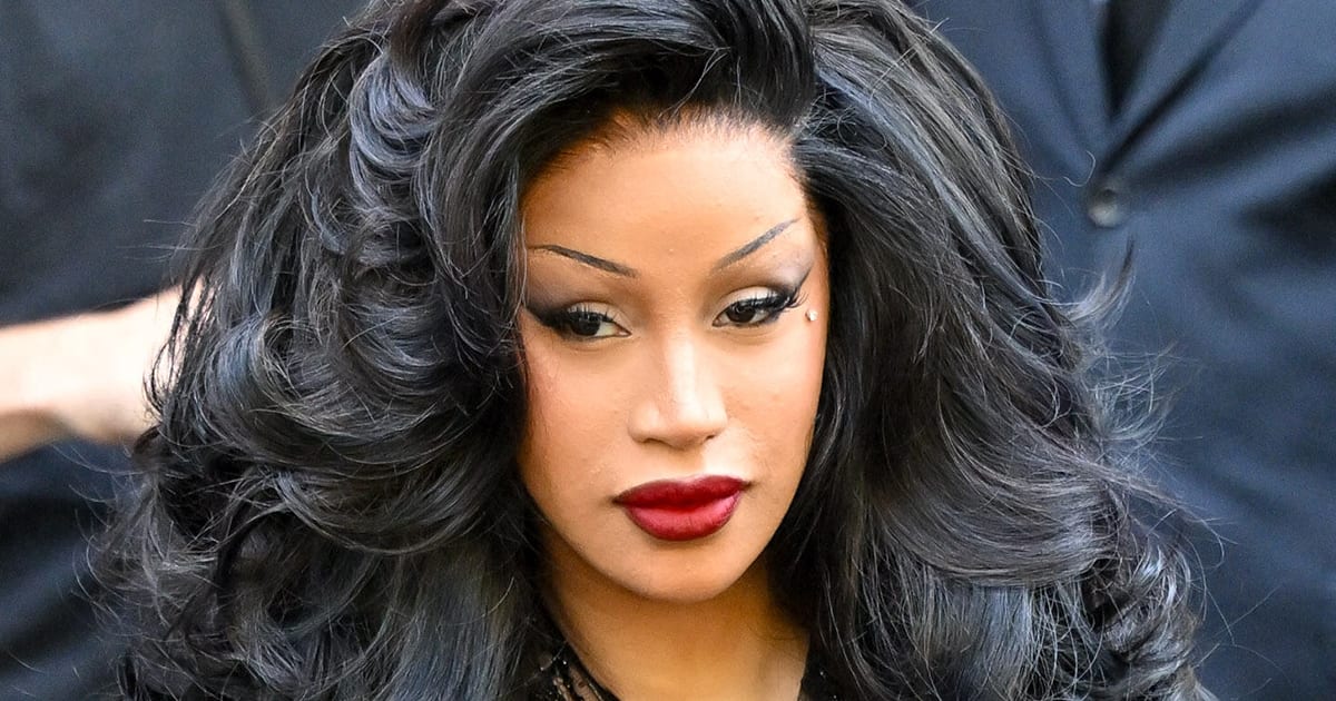 Cardi B revela piercings en la piel del cuello y la espalda