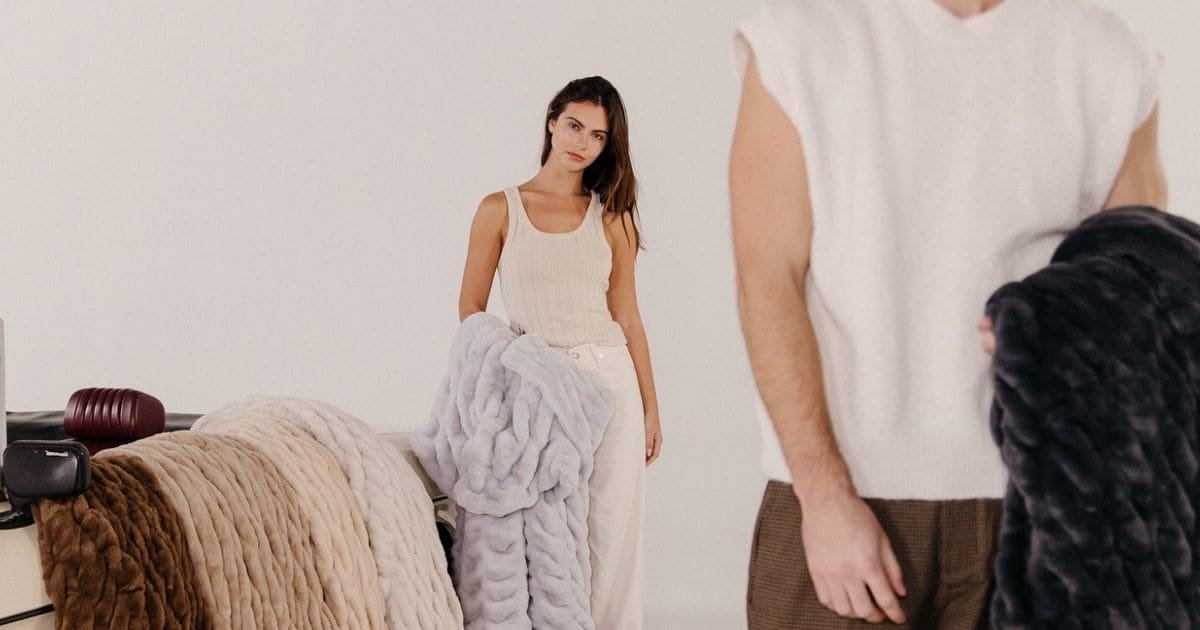 Cozy Up to Lola Blankets’ 55% Off Black Friday Sale:  Pillows, Ultra-Soft Blankets & More