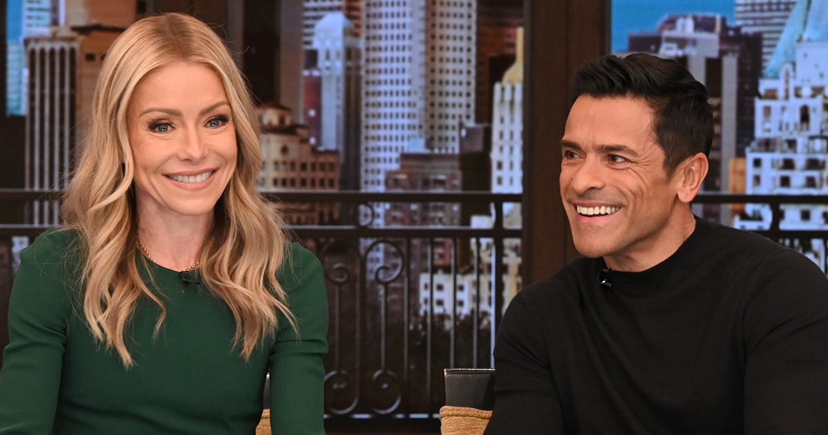 
                        Kelly Ripa, Mark Consuelos Had the â€œGreatest Thanksgiving" in a...