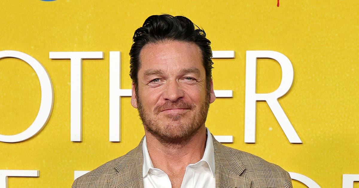 Барт Джонсън от гимназиален мюзикъл който играе екранния баща на