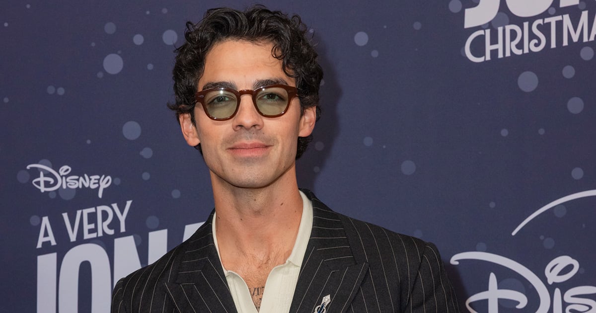 Джо Джонас реагира на критика, питащ дали Джонас Брадърс участват в „Сериозен дълг“