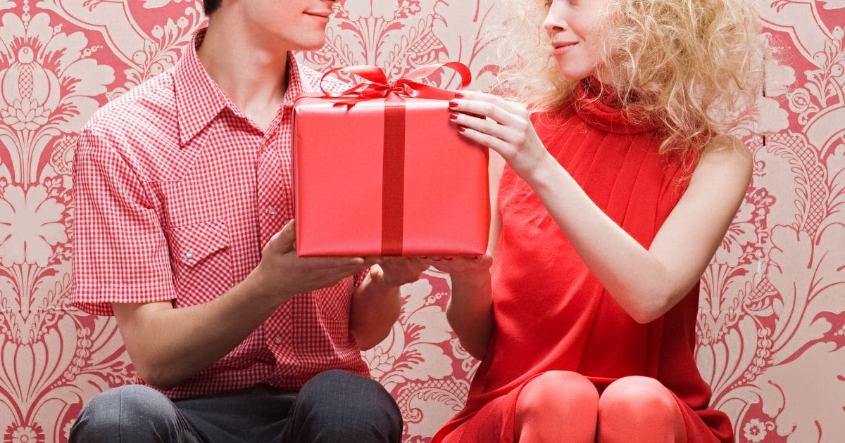 
                        13 Holiday Gifts for Boyfriends Theyâ€™ll Actually Like
             ...